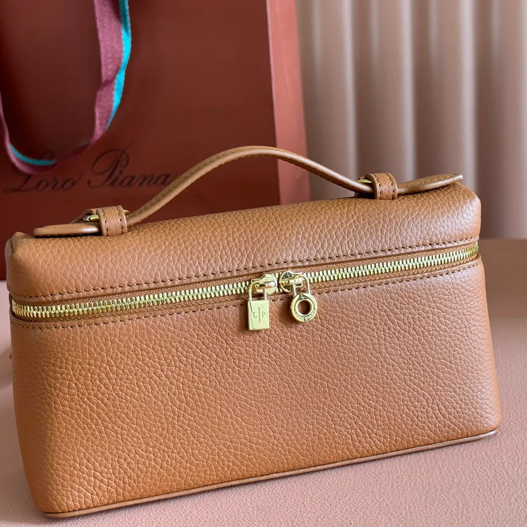p1160💋💋💋【Original leather configuration counter complete set of packaging】 𝐋𝐨𝐫𝐨 𝐏𝐢𝐚𝐧@ Extra pocket L19 series handbag/crossbody bag, all steel, the most comfortable life is the undefined life, just like loro The material design of pian@ does not require complicated design styles. The simple and soft outline is elegant and durable, like an exquisite cosmetic case, which perfectly balances appearance and functionality. The leather is delicate and feels as soft as butter. The small bag has a large capacity. It is not only portable with a thin shoulder strap, but can also be worn cross-body. Sisters who have a special liking for minimalist style can buy it. It is simple and versatile. The simpler, the more different. Stars and Instagram celebrities are all planting it. There are two sizes of 19 cm and 27 cm. One is exquisite and casual, and the other is elegant and grand. Size: Small: length 19×width 7×height 12cm (